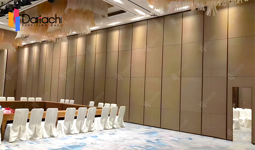 the golden aluminum alloy movable partition wall in the hotel banquet hall