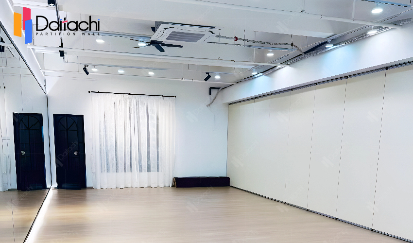 Off-white aluminum alloy manual movable partition wall in the dance studio Off-white aluminum alloy manual movable partition wall in the dance studio