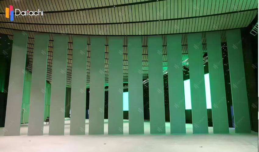 The off-white manual movable partition wall is used as a corridor