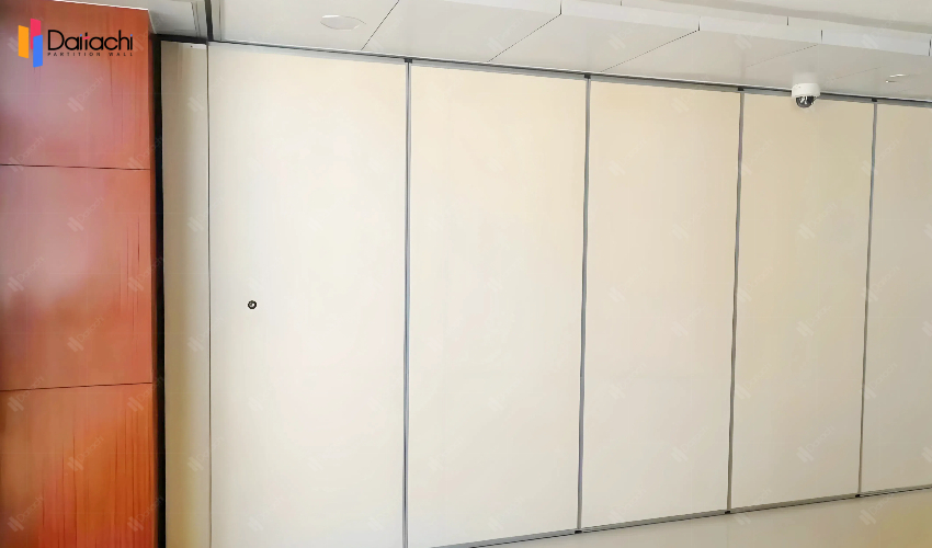 White manual movable partition wall White manual movable partition wall
