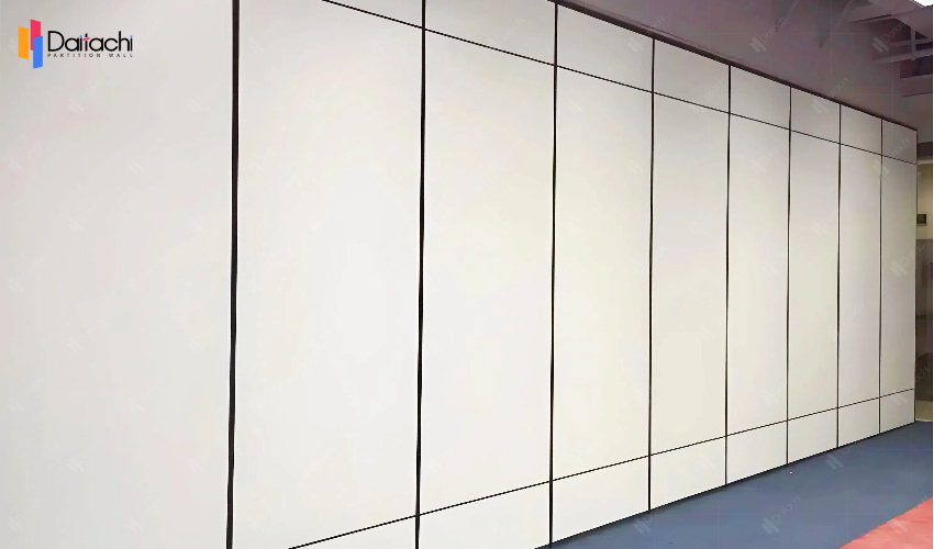 Pure white simple manual movable partition wall. Pure white simple manual movable partition wall.
