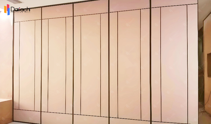 Simple color matching manual movable partition wall in the office Simple color matching manual movable partition wall in the office