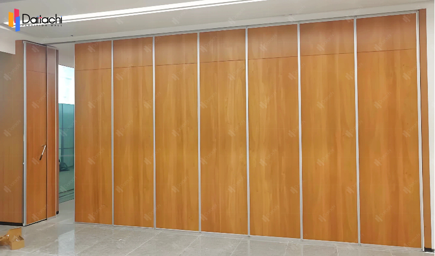 Simple, pure white, small-area manually movable partition wall Simple, pure white, small-area manually movable partition wall