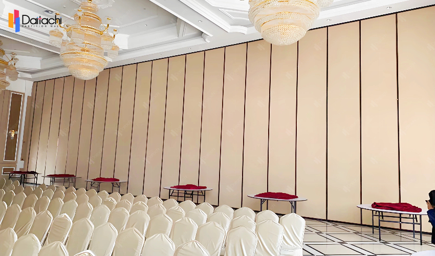 A large area of ​​white paired with a lower section of brown manually movable partition wall