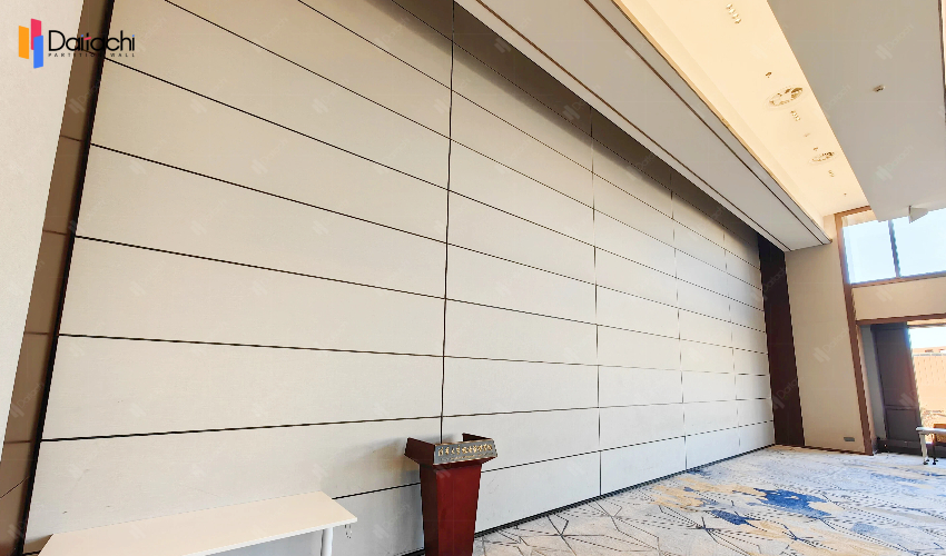 Simple white large-area vertical lift wall
