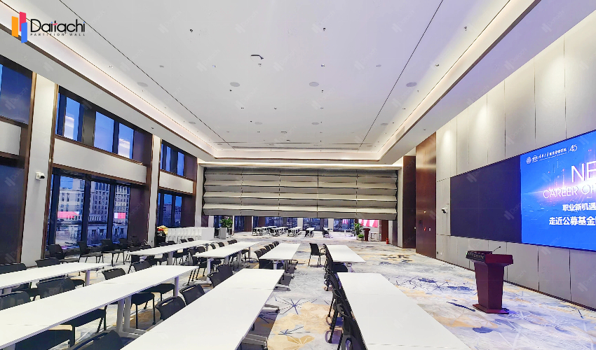 Simple white large-area vertical lift wall