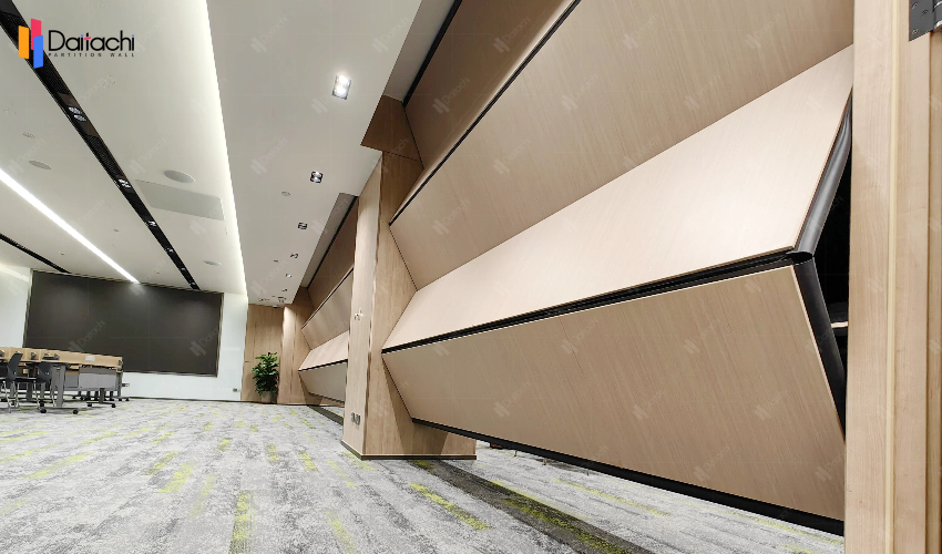 Simple, natural wood-colored vertical folding and lifting wall. Simple, natural wood-colored vertical folding and lifting wall.