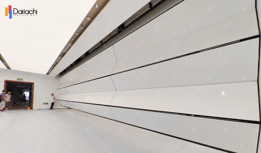 Simple vertical folding and lifting wall