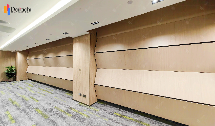 Simple vertical folding and lifting wall