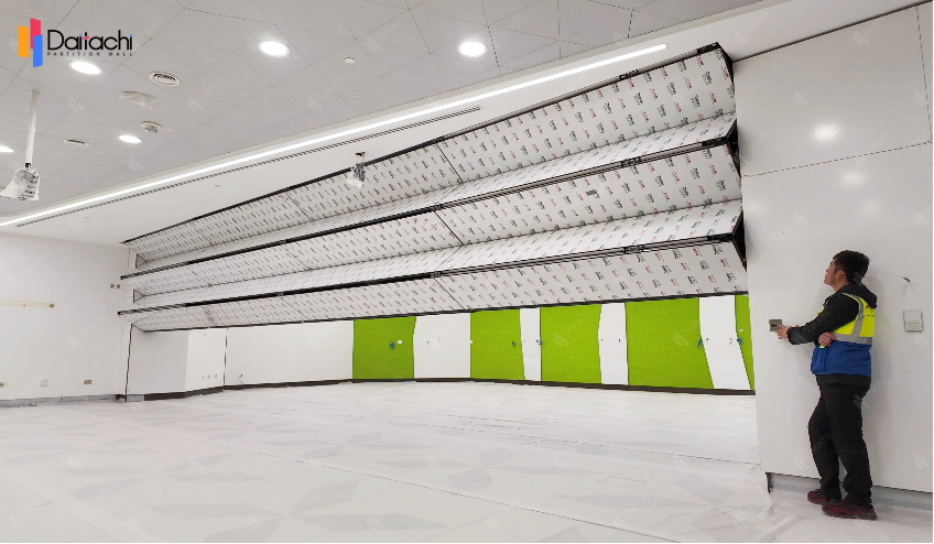 Vertical folding wall during lifting process