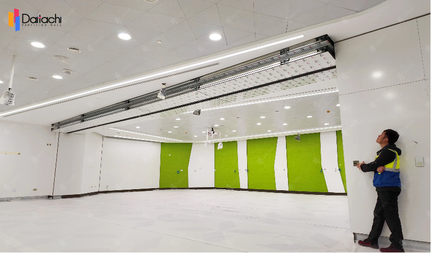 Simple vertical folding partition wall in operation