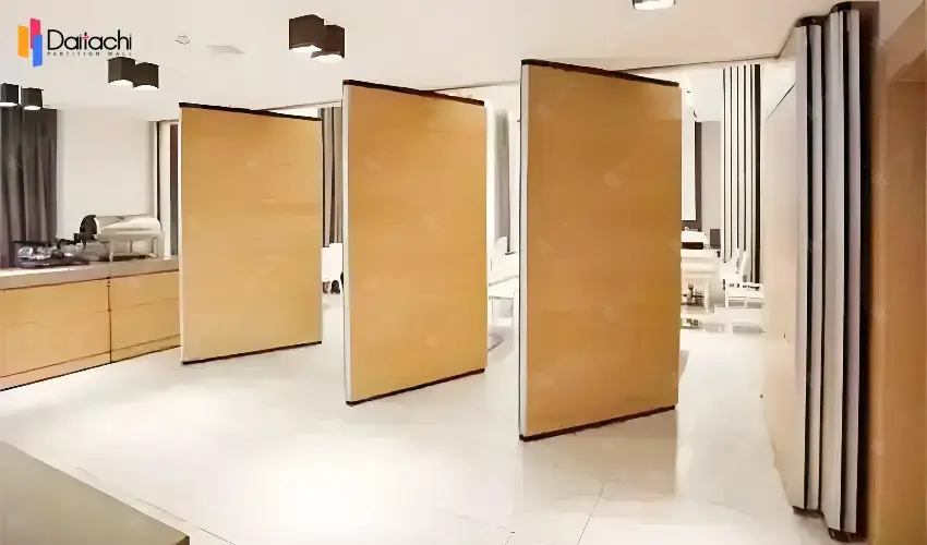 The original wood color movable partition wall in the leisure area The original wood color movable partition wall in the leisure area