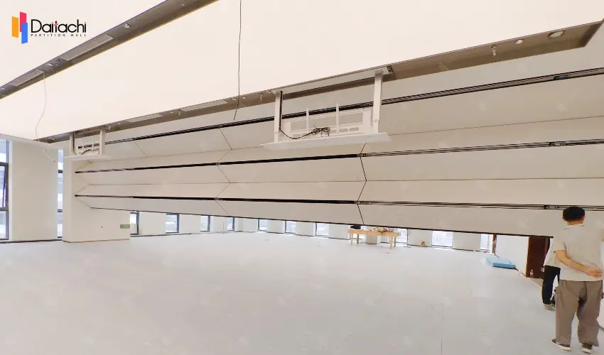 Simple, pure white vertical lifting wall system Simple, pure white vertical lifting wall system