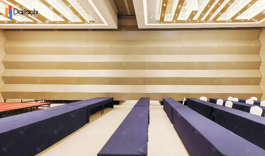Minimalist metal-finished vertical lifting wall Minimalist metal-finished vertical lifting wall