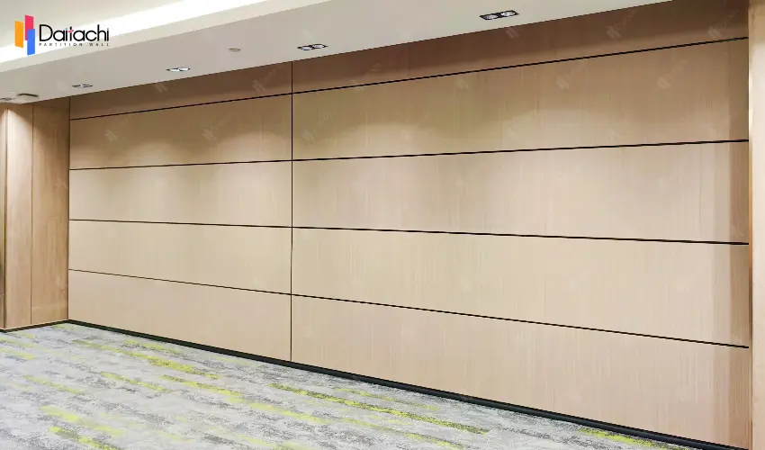 Simple, large-area vertical lifting partition wall