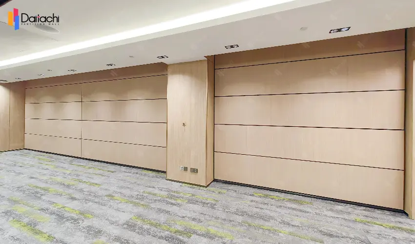 Simple vertical lifting and folding wall system Simple vertical lifting and folding wall system