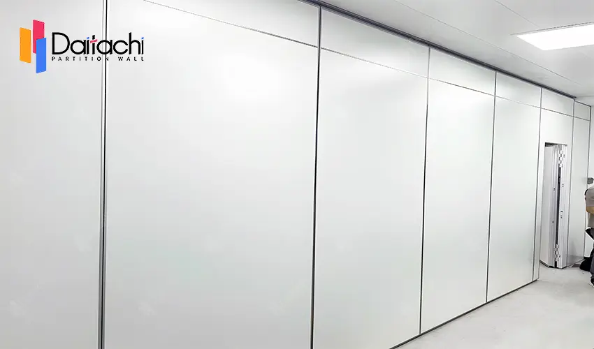 White aluminum alloy manual movable partition wall in the meeting room White aluminum alloy manual movable partition wall in the meeting room