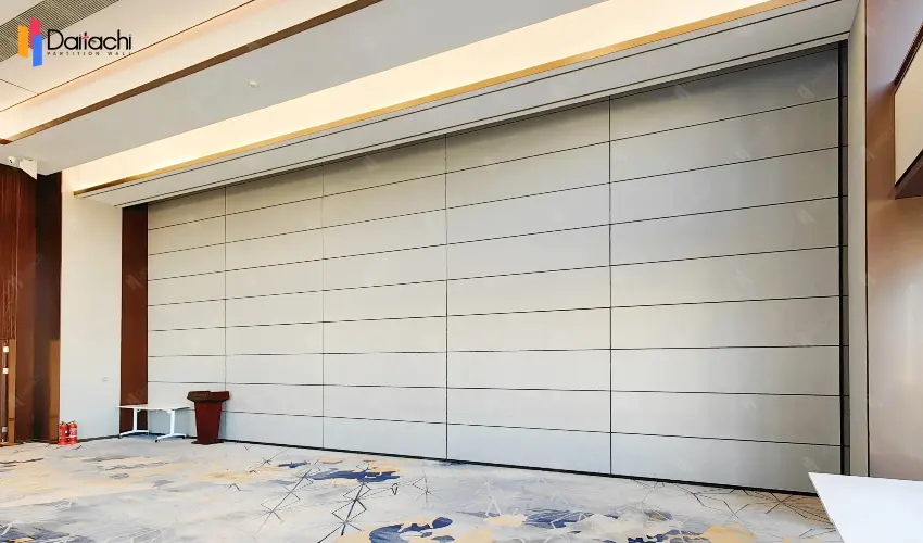 The minimalist vertical folding and lifting wall in the college building. The minimalist vertical folding and lifting wall in the college building.