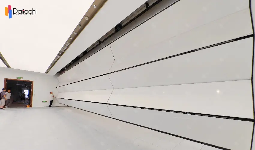 Simple vertical folding and lifting wall