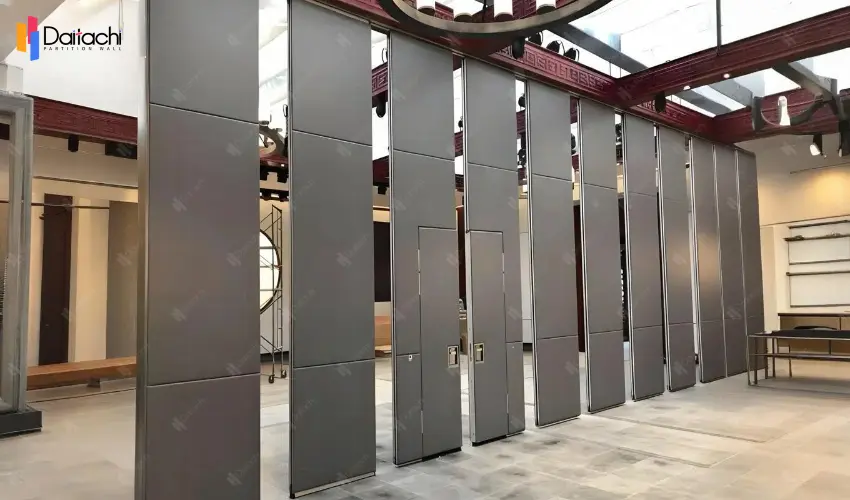 Gray manual movable partition wall with red beams