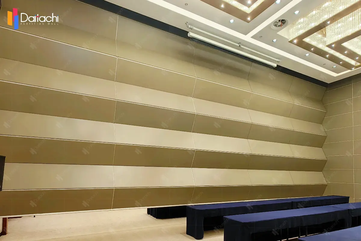 Vertical Folding Partition Wall Hub
