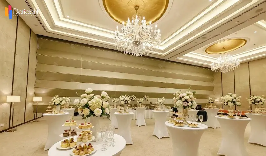 The tall, vertically lifting folding wall in the minimalist yet elegant banquet hall The tall, vertically lifting folding wall in the minimalist yet elegant banquet hall