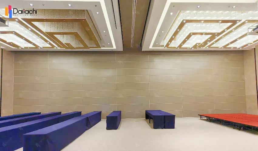 Elegant and minimalist style aluminum alloy vertical lifting and folding wall. Elegant and minimalist style aluminum alloy vertical lifting and folding wall.