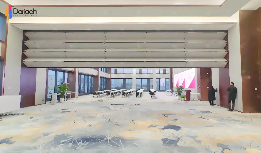 The minimalist, pure white vertical lift wall in the spacious classroom The minimalist, pure white vertical lift wall in the spacious classroom