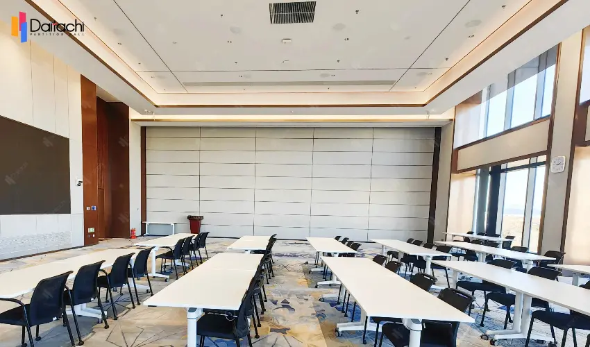 The minimalist, pure white vertical lift wall in the spacious classroom The minimalist, pure white vertical lift wall in the spacious classroom