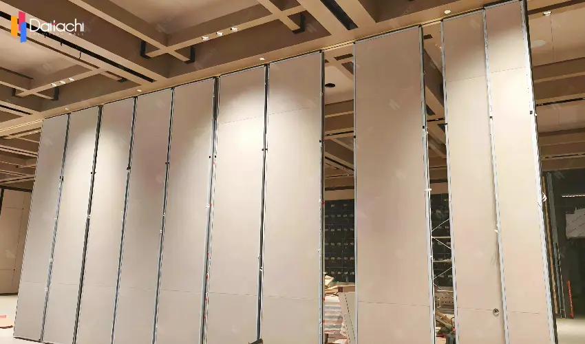 Extra-high, minimalist, manually operated double-sided movable partition wall