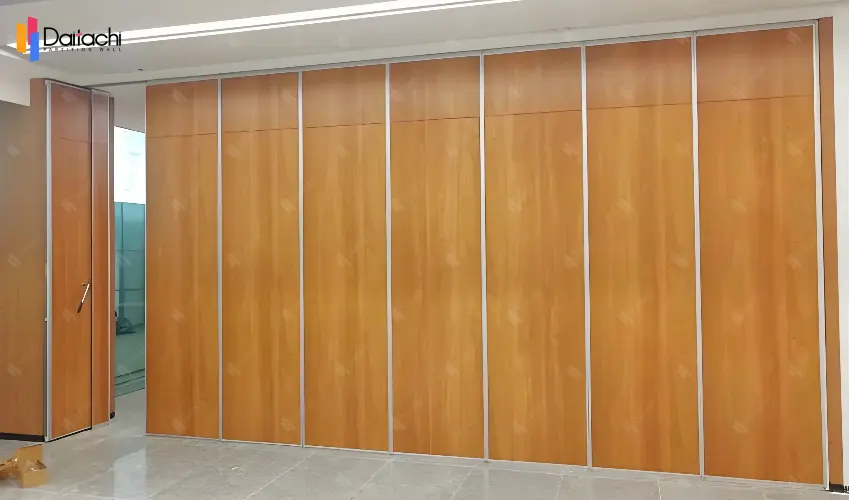 Simple, pure white, small-area manually movable partition wall Simple, pure white, small-area manually movable partition wall