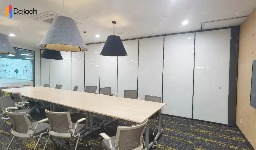 Minimalist movable partition walls for the office