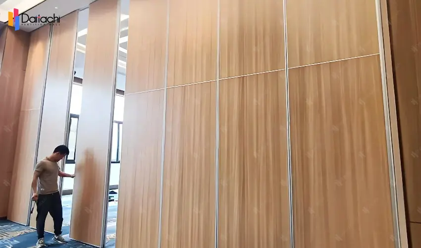 Ultra-highland wood color manual movable partition wall Ultra-highland wood color manual movable partition wall