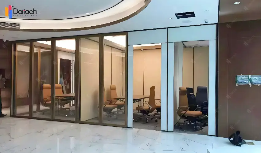 Pure off-white movable partition wall in the office Pure off-white movable partition wall in the office