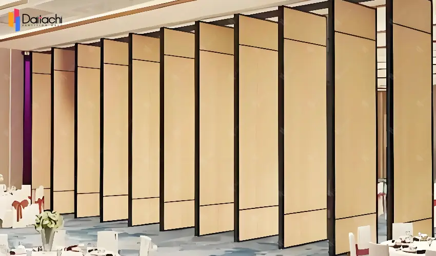 The original wood-colored high movable partition wall in the lobby The original wood-colored high movable partition wall in the lobby