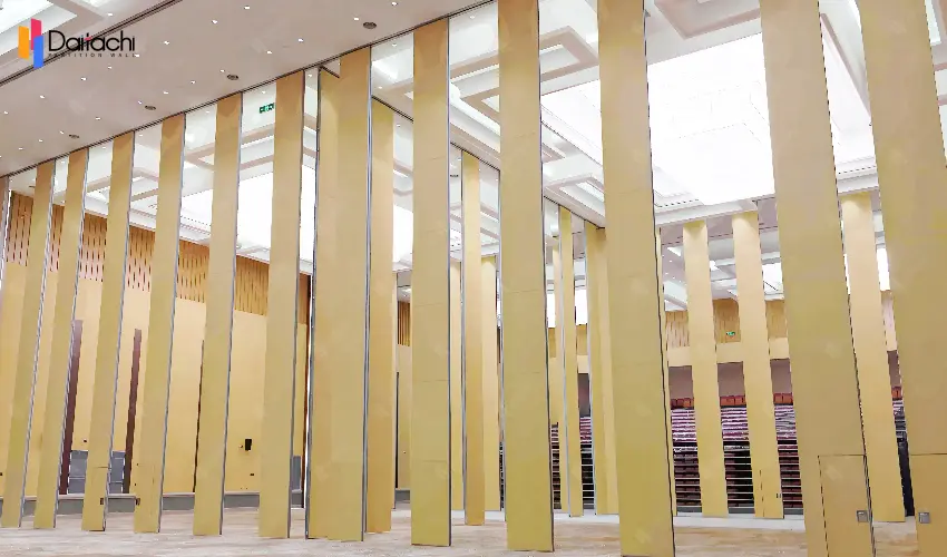 Extra-high, minimalist, solid-color luxury movable partition wall. Extra-high, minimalist, solid-color luxury movable partition wall.